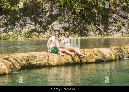 I turisti si godono le splendide piscine di Semuc Champey, Rio Cabohon, Lanquin, alta Verapaz, Guatemala Foto Stock