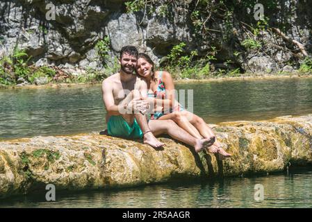 I turisti si godono le splendide piscine di Semuc Champey, Rio Cabohon, Lanquin, alta Verapaz, Guatemala Foto Stock