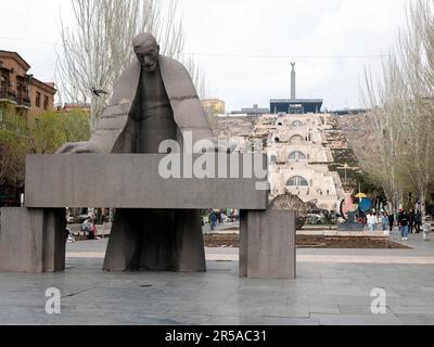 Yerevan, Armenia - 27 marzo 2023: Statua dell'architetto Alexander Tamanyan e una scala esterna monumentale la cascata sullo sfondo Foto Stock