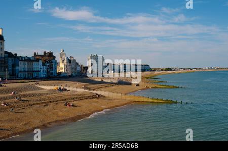 Eastbourne, East Sussex / Regno Unito - 11 2022 luglio: Vista lungo la spiaggia di ciottoli verso Sovereign Harbour in una serata estiva. Foto Stock