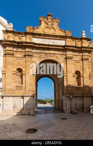 Porta nuova costruita nel 1790 in stile classico cinquecentesco, nella città siciliana Marsala, provincia di Trapani, Sicilia, Italia. Foto Stock