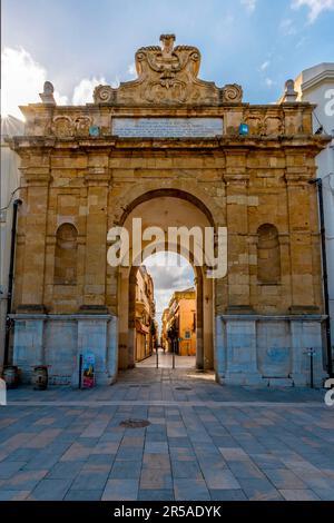 Porta nuova costruita nel 1790 in stile classico cinquecentesco, nella città siciliana Marsala, provincia di Trapani, Sicilia, Italia. Foto Stock