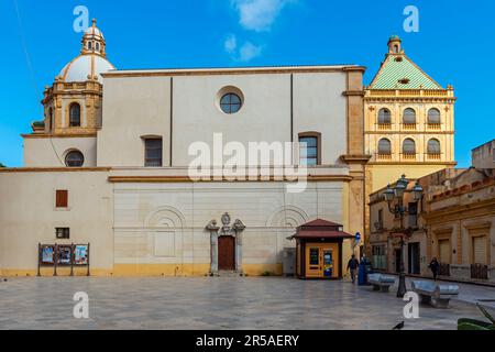 Vista su Piazza della Repubblica, sul complesso monumentale di San Pietro e sulla chiesa di San Pietro, in via XI Maggio a Marsala, Sicilia, Italia. Foto Stock