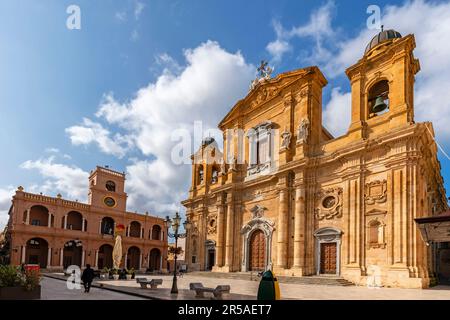 Il Municipio e la Cattedrale di San Tommaso di Canterbury presso la piazza della Repubblica a Marsala, Sicilia, Italia. Si affaccia su Piazza della Repu Foto Stock