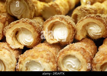 Rotoli di pasta sfoglia con crema. Dolci per dessert Foto Stock