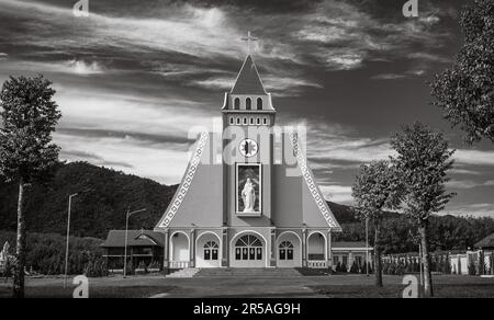 La Chiesa parrocchiale cattolica di Ro Koi nel distretto di SA Thay, Provincia di Kontum, Vietnam. La chiesa rosa e gialla è stata ufficialmente aperta nel gennaio 2022 e. Foto Stock