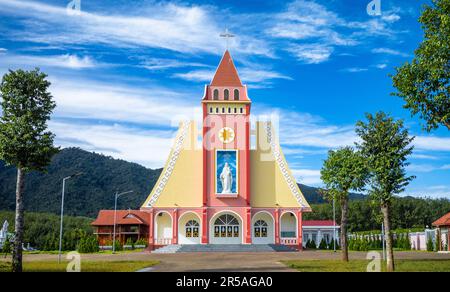 La Chiesa parrocchiale cattolica di Ro Koi nel distretto di SA Thay, Provincia di Kontum, Vietnam. La chiesa rosa e gialla è stata ufficialmente aperta nel gennaio 2022 e. Foto Stock