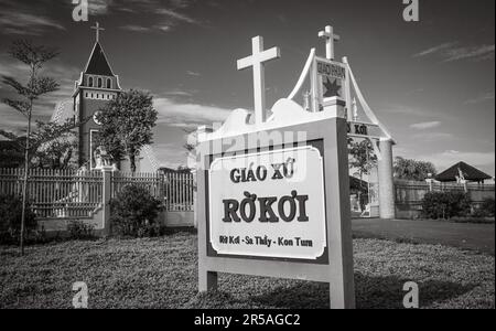 Il segno di nome concreto e dipinto per la Chiesa Parrocchiale cattolica di Ro Koi nel distretto di SA Thay, Provincia di Kontum, Vietnam. La chiesa era ufficialmente ope Foto Stock