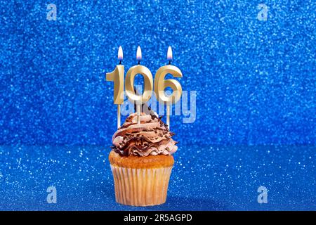 Cupcake con numero per la celebrazione del compleanno o dell'anniversario; numero 106 Foto Stock