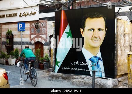 Grandi poster con il ritratto del presidente Bashar al-Assad a Damasco, Siria Foto Stock