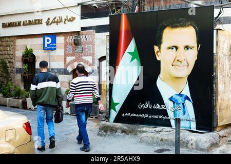 Grandi poster con il ritratto del presidente Bashar al-Assad a Damasco, Siria Foto Stock