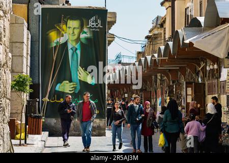 Grandi poster con il ritratto del presidente Bashar al-Assad a Damasco, Siria Foto Stock