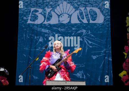 Norimberga, Germania. 02nd giugno, 2023. Nina Kummer (voce, chitarra) della band indie pop tedesca Blond suona sul palco Utopia durante il festival all'aperto Rock im Park. Credit: Daniel Vogl/dpa/Alamy Live News Foto Stock