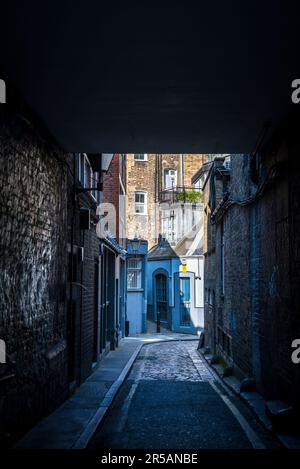 Newman Passage, uno stretto vicolo in Fitzrovia che collega Newman e Rathbone Streets, Londra, Inghilterra, Regno Unito Foto Stock