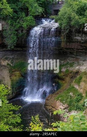 Cascate di Minnehaha al Minnehaha Park in una giornata estiva a Minneapolis, Minnesota USA. Foto Stock