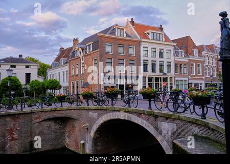 Utrecht, Paesi Bassi - Giugno 07 2022: Una linea di biciclette parcheggiate su un ponte sul canale Oudegracht. Foto Stock