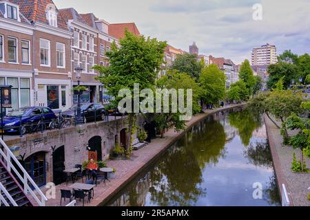 Utrecht, Paesi Bassi - Giugno 07 2022: Case storiche sul canale Oudegracht. Foto Stock