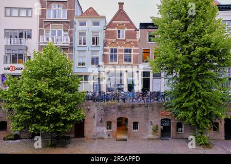 Utrecht, Paesi Bassi - Giugno 07 2022: Case storiche sul canale Oudegracht. Foto Stock
