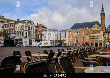 Haarlem, Paesi Bassi - Maggio 24. 2022: Linee di tavoli vuoti nella piazza principale del mercato (Grote Markt) nel centro della città di Haarlem. Foto Stock