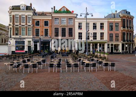 Haarlem, Paesi Bassi - Maggio 24. 2022: Linee di tavoli vuoti nella piazza principale del mercato (Grote Markt) nel centro della città di Haarlem. Foto Stock