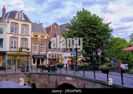 Utrecht, Paesi Bassi - Giugno 07 2022: Un ponte sul canale Oudegracht. Foto Stock