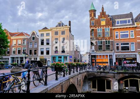 Utrecht, Paesi Bassi - Giugno 07 2022: Una linea di biciclette parcheggiate su un ponte sul canale Oudegracht. Foto Stock