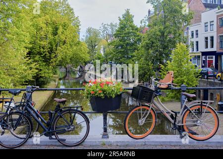 Utrecht, Paesi Bassi - Giugno 07 2022: Due biciclette su un ponte sul canale Oudegracht. Foto Stock