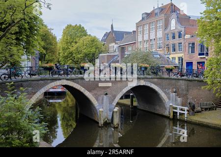 Utrecht, Paesi Bassi - Giugno 07 2022: Una linea di biciclette parcheggiate su un ponte sul canale Oudegracht. Foto Stock