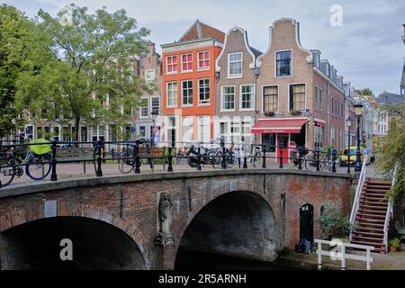 Utrecht, Paesi Bassi - Giugno 07 2022: Una linea di biciclette parcheggiate su un ponte sul canale Oudegracht. Foto Stock