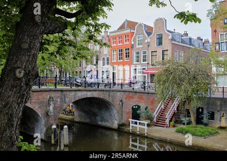 Utrecht, Paesi Bassi - Giugno 07 2022: Una linea di biciclette parcheggiate su un ponte sul canale Oudegracht. Foto Stock