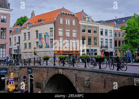 Utrecht, Paesi Bassi - Giugno 07 2022: Una linea di biciclette parcheggiate su un ponte sul canale Oudegracht. Foto Stock