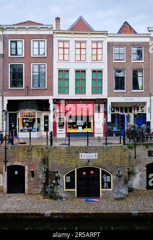 Utrecht, Paesi Bassi - Giugno 07 2022: Case storiche sul canale Oudegracht Foto Stock