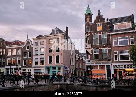 Utrecht, Paesi Bassi - Giugno 07 2022: Una linea di biciclette parcheggiate su un ponte sul canale Oudegracht. Foto Stock