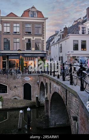 Utrecht, Paesi Bassi - Giugno 07 2022: Ringhiere su un ponte sul canale Oudegracht in estate Foto Stock