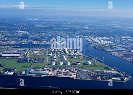 Veduta aerea di Noordzeecanaal e delle navi da carico a Westpoort, Amsterdam, Paesi Bassi Foto Stock