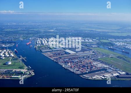 Veduta aerea di Noordzeecanaal e delle navi da carico ad Afrikahaven, Amsterdam, Paesi Bassi Foto Stock