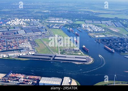 Veduta aerea di Noordzeecanaal e delle navi da carico ad Afrikahaven, Amsterdam, Paesi Bassi Foto Stock