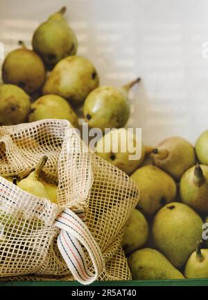 Frutta in busta ecologica Foto Stock