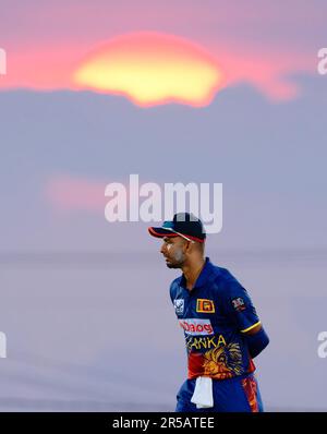 Hambantota, Sri Lanka. 02nd giugno 2023. Il capitano dello Sri Lanka Dasun Shanaka si occupa della partita di cricket ODI del 1st tra Sri Lanka e Afghanistan presso il Mahinda Rajapaksa International Cricket Stadium di Hambantota il 02nd giugno 2023. Viraj Kothalwala/Alamy Live News Foto Stock