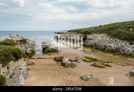 Spiaggia rocciosa Playa Virgen del Mar, Costa Quebrada, Cantabria, Spagna Foto Stock