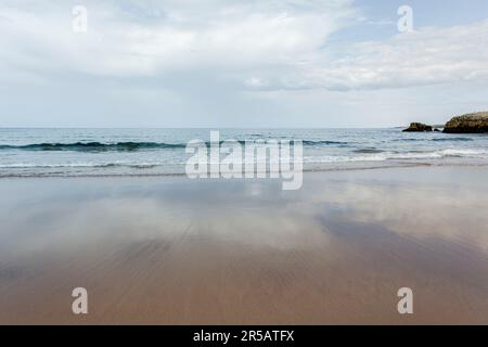 Bella e tranquilla spiaggia di sabbia Playa Virgen del Mar, Costa Quebrada, Cantabria, Spagna Foto Stock