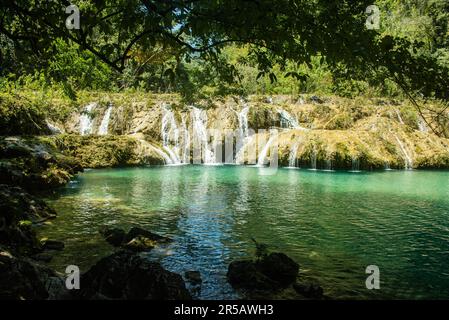 Splendide cascate e piscine a Semuc Champey, Rio Cabohon, Lanquin, alta Verapaz, Guatemala Foto Stock