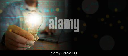 Sistema di analisi e gestione dei dati aziendali. Un uomo ha trovato la risposta, la soluzione, l'innovazione o l'idea analizzando i dati sul database globale per la finanza, Foto Stock