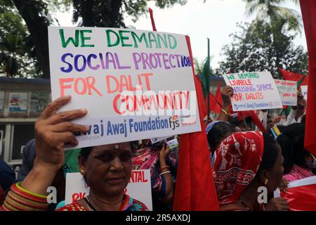 DHAKA, BANGLADESH - GIUGNO 2: Dalit e membri della comunità esclusi catena umana e marce, come chiedono i loro diritti di fronte al nazionale Press Cl Foto Stock