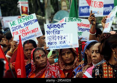 DHAKA, BANGLADESH - GIUGNO 2: Dalit e membri della comunità esclusi catena umana e marce, come chiedono i loro diritti di fronte al nazionale Press Cl Foto Stock