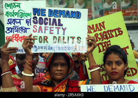 DHAKA, BANGLADESH - GIUGNO 2: Dalit e membri della comunità esclusi catena umana e marce, come chiedono i loro diritti di fronte al nazionale Press Cl Foto Stock