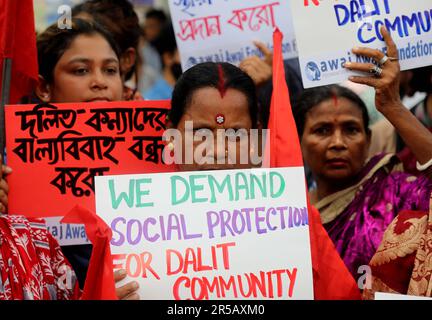 DHAKA, BANGLADESH - GIUGNO 2: Dalit e membri della comunità esclusi catena umana e marce, come chiedono i loro diritti di fronte al nazionale Press Cl Foto Stock