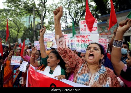 DHAKA, BANGLADESH - GIUGNO 2: Dalit e membri della comunità esclusi catena umana e marce, come chiedono i loro diritti di fronte al nazionale Press Cl Foto Stock