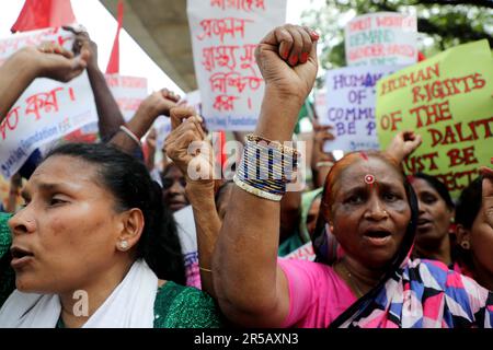 DHAKA, BANGLADESH - GIUGNO 2: Dalit e membri della comunità esclusi catena umana e marce, come chiedono i loro diritti di fronte al nazionale Press Cl Foto Stock