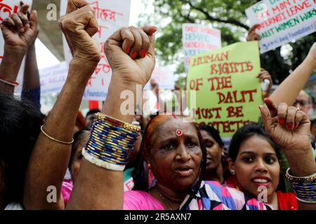 DHAKA, BANGLADESH - GIUGNO 2: Dalit e membri della comunità esclusi catena umana e marce, come chiedono i loro diritti di fronte al nazionale Press Cl Foto Stock